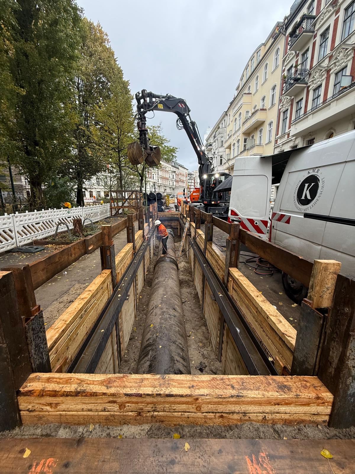 Tiefbauarbeiten mit Bagger und Verbau an einer Rohrleitung