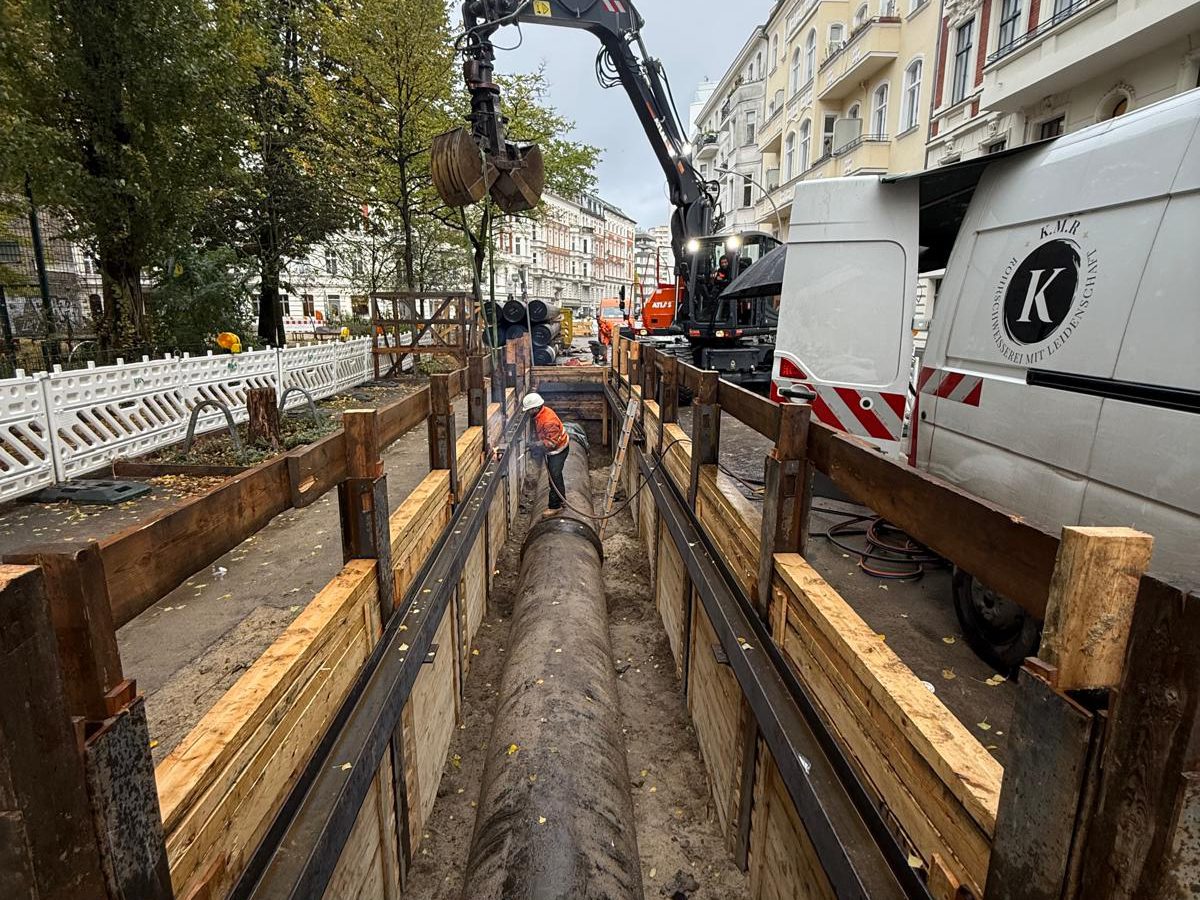 WhatsApp Image 2026-10-30 at 11.04.42 (6) Tiefbauarbeiten mit Bagger an einer gesicherten Baugrube für eine Rohrleitung